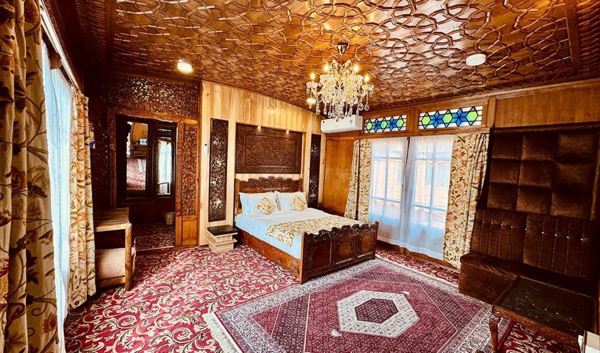 New Jacquline Heritage Houseboats Srīnagar Esterno foto