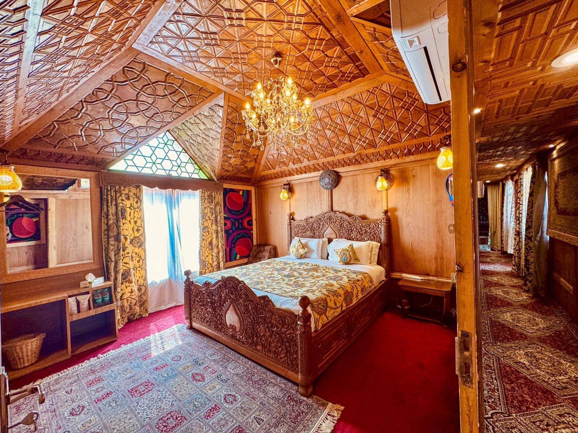 New Jacquline Heritage Houseboats Srīnagar Esterno foto